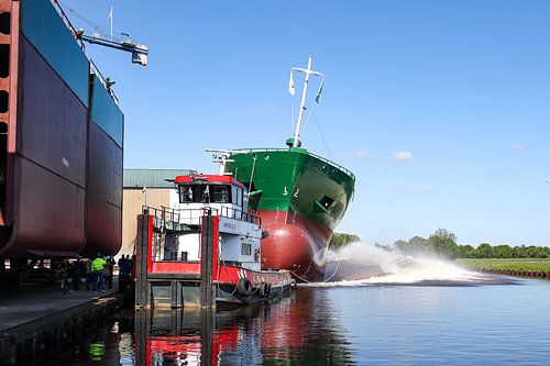 Stapellauf des Schiffsneubaus Tidan mit dem Schlepper Waterlily