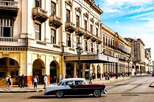 Oldtimer in de oude stadsstraat van Havana Cuba van Dieter Walther