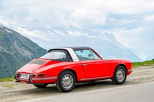 Porsche 912 Targa klassischer Sportwagen in den Alpen