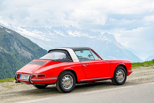 Porsche 912 Targa klassieke sportwagen in de Alpen