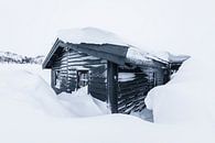 Hölzerne Hütte in verschneiter Winterlandschaft von Martijn Smeets Miniaturansicht