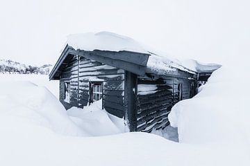 Hölzerne Hütte in verschneiter Winterlandschaft von Martijn Smeets
