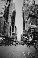 Die belebten Straßen von New York City | Menschen, die NYC Zebrastreifen überqueren | Schwarzweiss-R