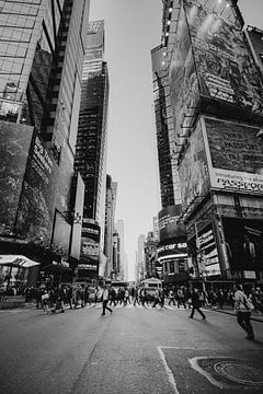 The busy streets of New York City | People crossing NYC crosswalk | Black and white travel photograp by Ilse Stronks | Lines and light inspired travel photography