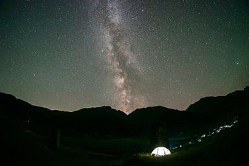 Melkweg en sterrenhemel in de Trusovallei in Georgië van Leo Schindzielorz