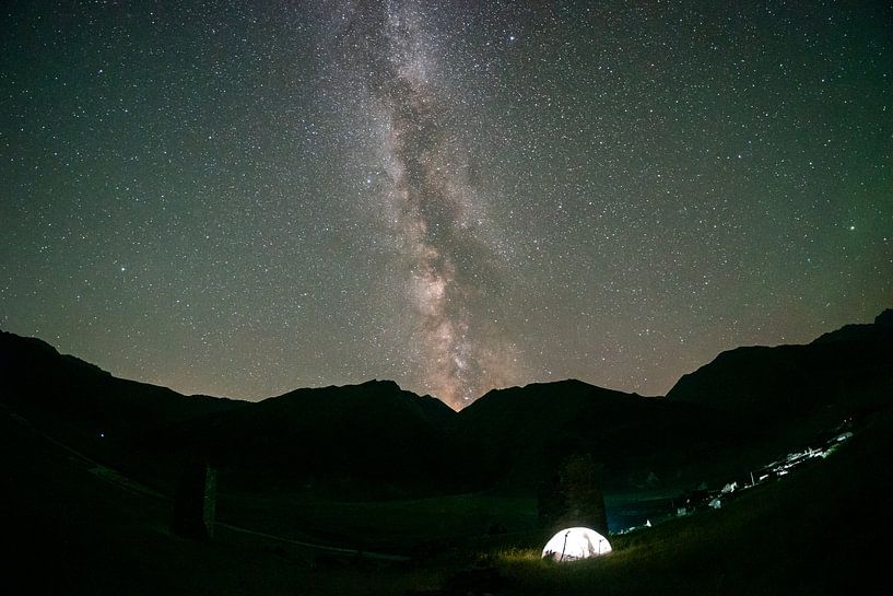 Milchstraße und Sternenhimmel im Truso Valley in Georgien von Leo Schindzielorz