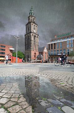 De Martinitoren in de Regen met Zonneschijn en Reflectie - Unieke Fotografie van Groningen van Elianne van Turennout