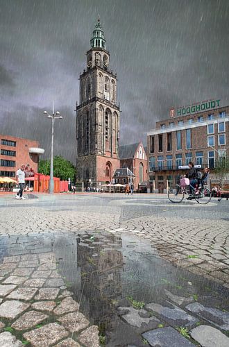 De Martinitoren in de Regen met Zonneschijn en Reflectie - Unieke Fotografie van Groningen