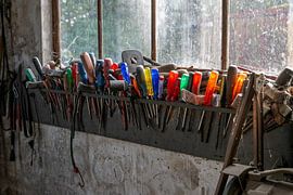 Oude schroevendraaiers in de werkplaats