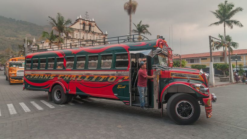 Panajachel: Openbaar vervoer / bus van Maarten Verhees