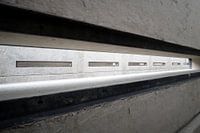 rechthoekige sleuf in een betonnen wand.