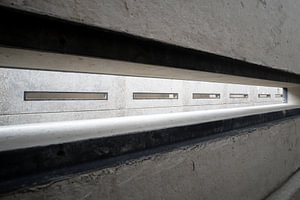 rechthoekige sleuf in een betonnen wand.