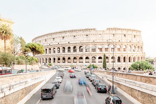 Druk verkeer bij het Colosseum in Rome - Italië