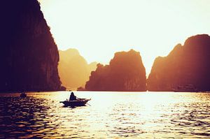 Het gouden uurtje in Halong Bay van Loris Photography