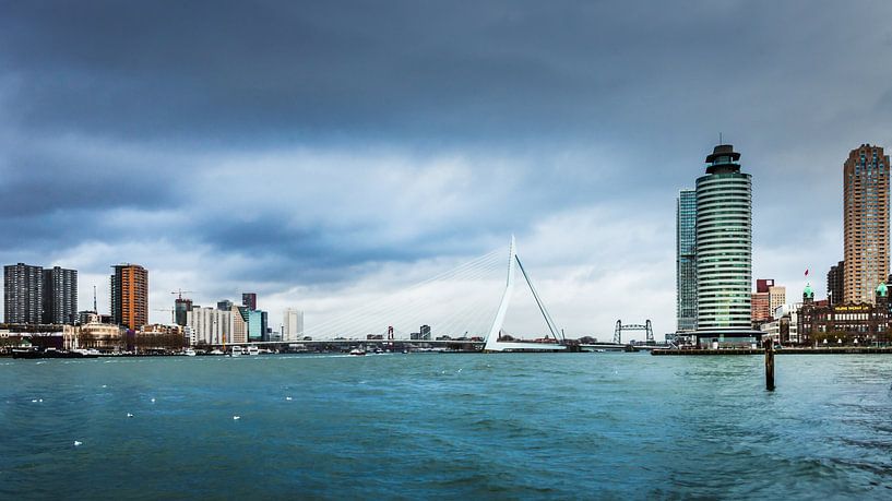 Cloudy Skyline Rotterdam von Raymond Voskamp