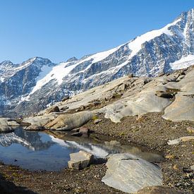 Des lacs de montagne cristallins - une photographie alpine spectaculaire avec des reflets clairs et un panorama de montagnes. Acheter maintenant une peinture murale ou une toile et profiter de la nature. sur Miriam Schwarzfischer Fotografie