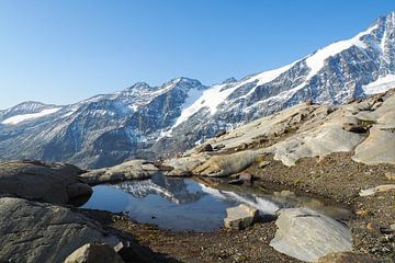 Des lacs de montagne cristallins - une photographie alpine spectaculaire avec des reflets clairs et un panorama de montagnes. Acheter maintenant une peinture murale ou une toile et profiter de la nature.
