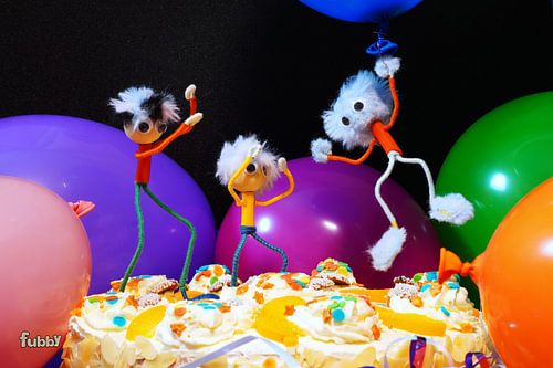 Feestelijke Fubby foto met ballonnen en taart.