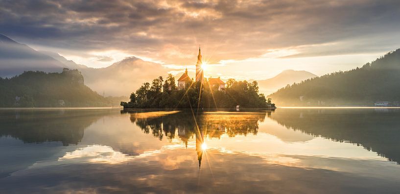 Zonsopkomst meer van Bled van Stefan Lok