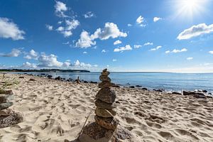 Steinturm am Naturstrand Lobbe