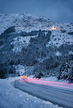 Winter landschap met kerstboom en lichten op Godøy, Ålesund, Noorwegen van qtx
