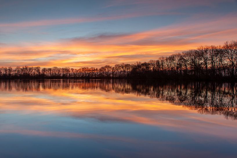 Zonsondergang reflectie in het water van Peter Haastrecht, van