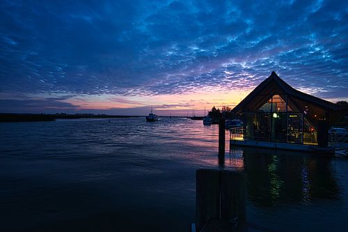 Boddenhaven in Zingst met uitzicht op de Bodden en brandende hemel.