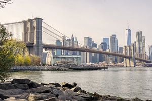 Brooklyn Bridge und Manhattan Skyline bei Sonnenaufgang