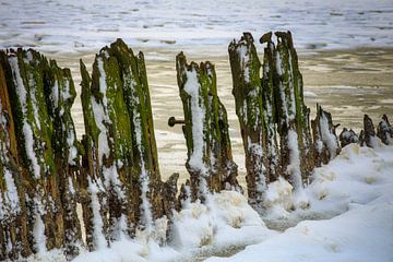 Les brise-lames sur les bas-fonds des marées d'hiver