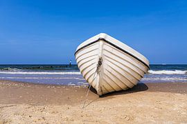 Fischerboot am Strand von Bansin auf der Insel Usedom von Rico Ködder