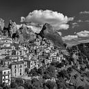 Italië in vierkant zwart wit, Castelmezzano van Teun Ruijters thumbnail