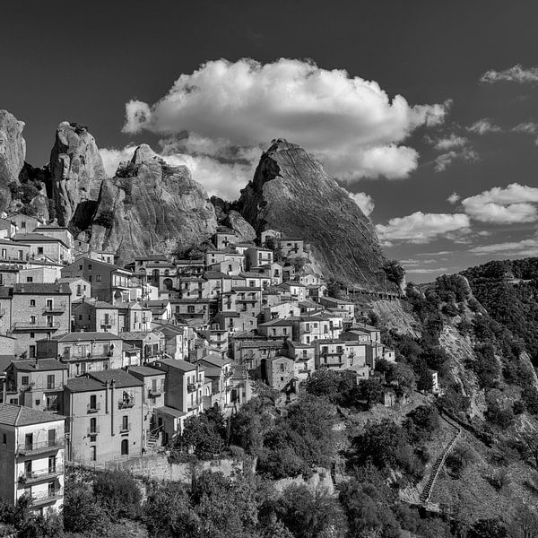 Italië in vierkant zwart wit, Castelmezzano van Teun Ruijters