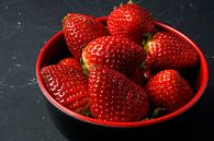frische Erdbeeren in einer rot-schwarzen Schale von Babetts Bildergalerie Miniaturansicht