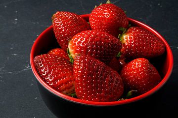 verse aardbeien in een rood-zwarte schil