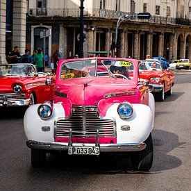 Cabrio Oldtimer in Strasse der Altstadt von Havanna Kuba von Dieter Walther