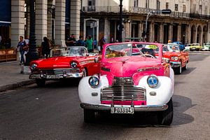 Vintage cabriolet in de straat van oud Havana Cuba van Dieter Walther