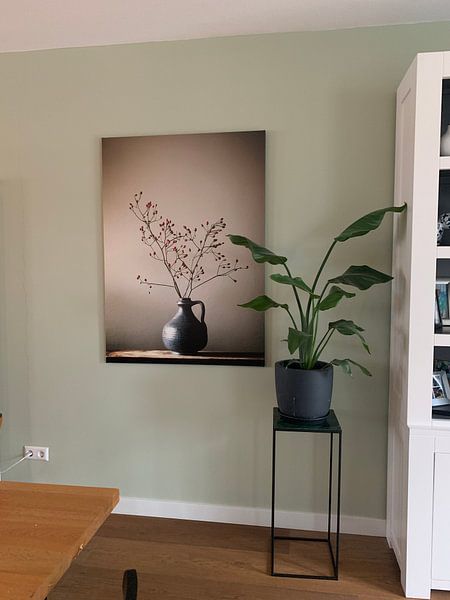 Klantfoto: Blauwe vaas met besjes (gezien bij vtwonen) van Karin Bazuin, op canvas