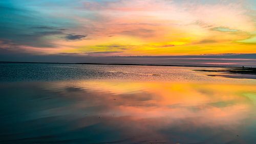 Wolkenlandschap boven de Waddenzee aan de Noordzee