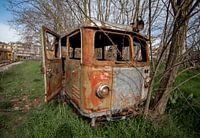 Oude treinwagon op verlaten treinstation