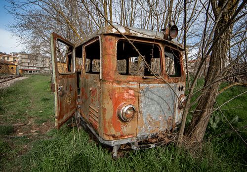 Oude treinwagon op verlaten treinstation