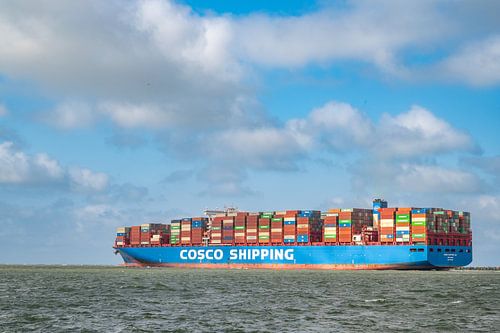 Containerschip van COSCO SHIPPING verlaat de haven van Rotterdam