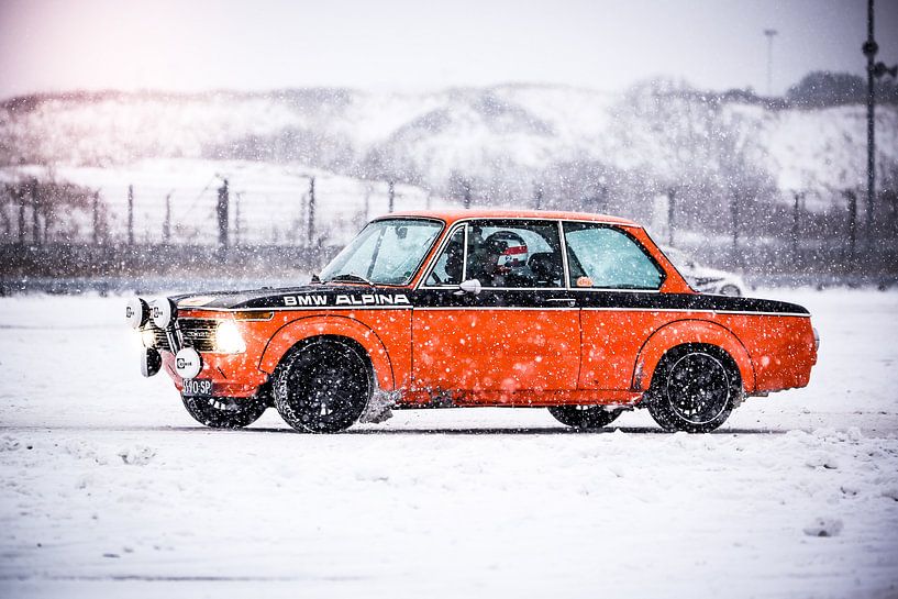 BMW 2002 in the snow by Leon Weggelaar
