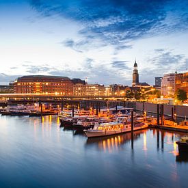 Hamburg - Uitzicht vanaf de Speicherstadt bij schemering van Jörg B. Schubert