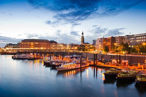Hamburg - Uitzicht vanaf de Speicherstadt bij schemering