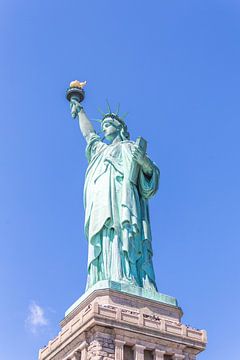 Vue rapprochée de la Statue de la Liberté sur un ciel bleu sur Maria Kray