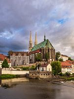 Uitzicht over de Neisse naar de St. Peter's kerk in Görlitz