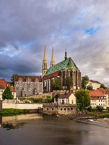 Blick über den Fluss Neiße auf die Peterskirche in Görlitz