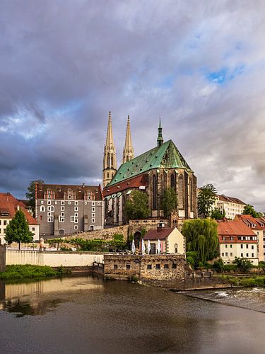 Uitzicht over de Neisse naar de St. Peter's kerk in Görlitz