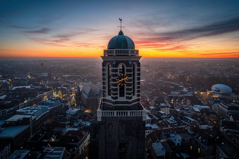 De peperbus op een mooie december avond van Thomas Bartelds