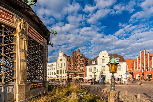 Wasserkunst und Restaurants am Marktplatz von Wismar von Werner Dieterich
